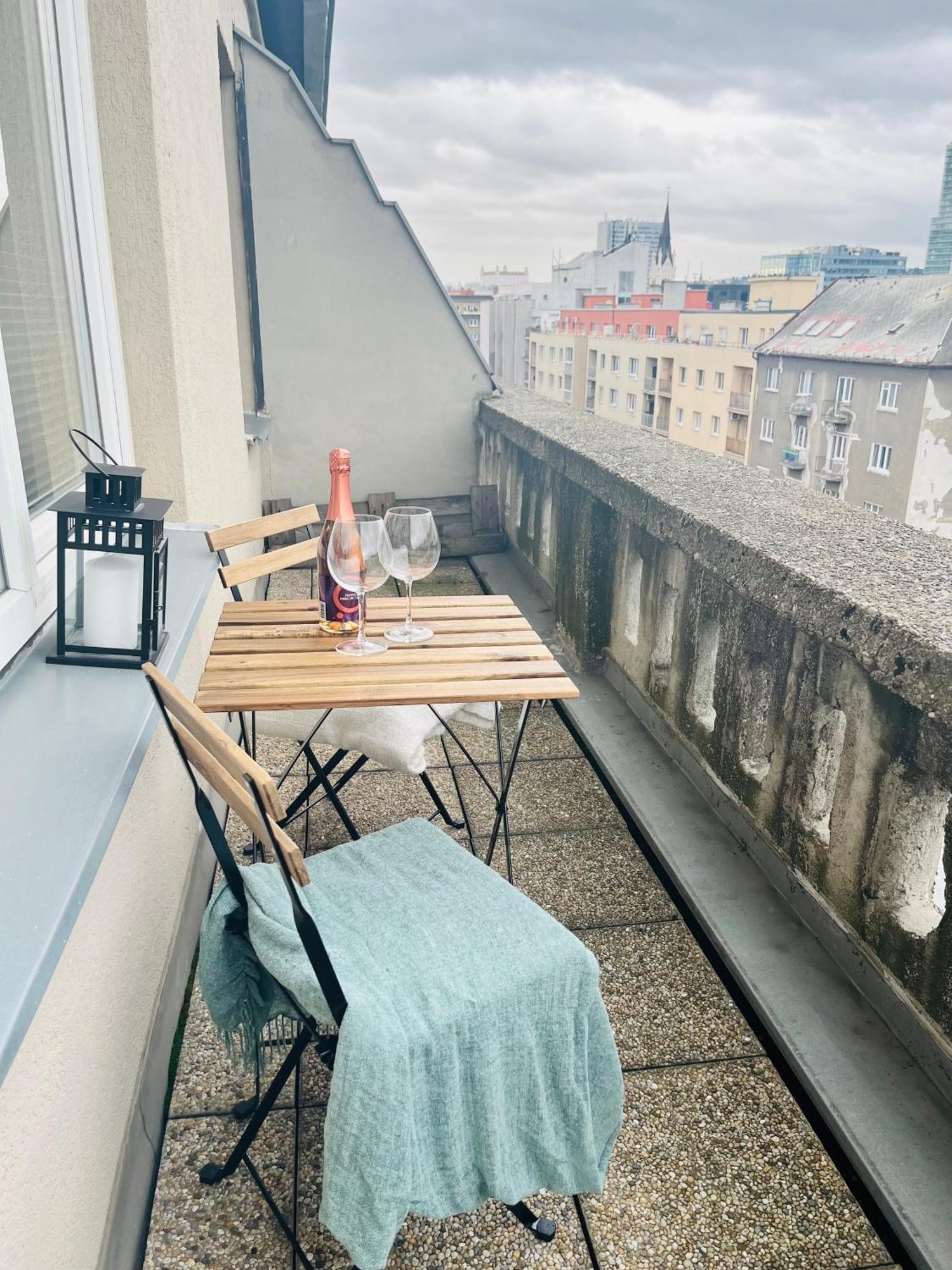 Charming Studio In The Old Town Appartement Bratislava Buitenkant foto