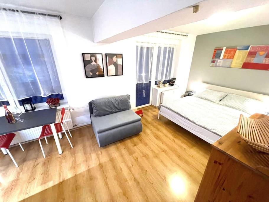 Charming Studio In The Old Town Appartement Bratislava Buitenkant foto